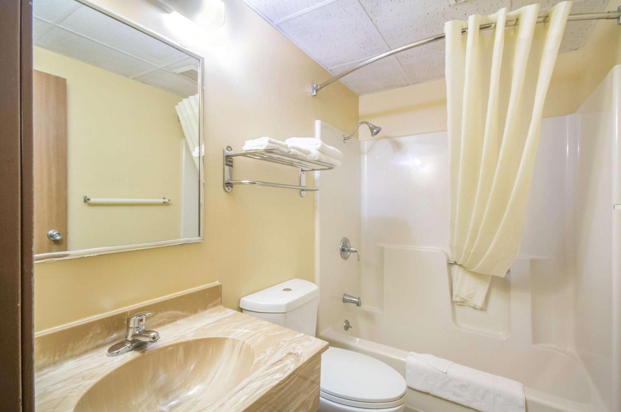 Econo Lodge Lansing - Leavenworth מראה חיצוני תמונה
