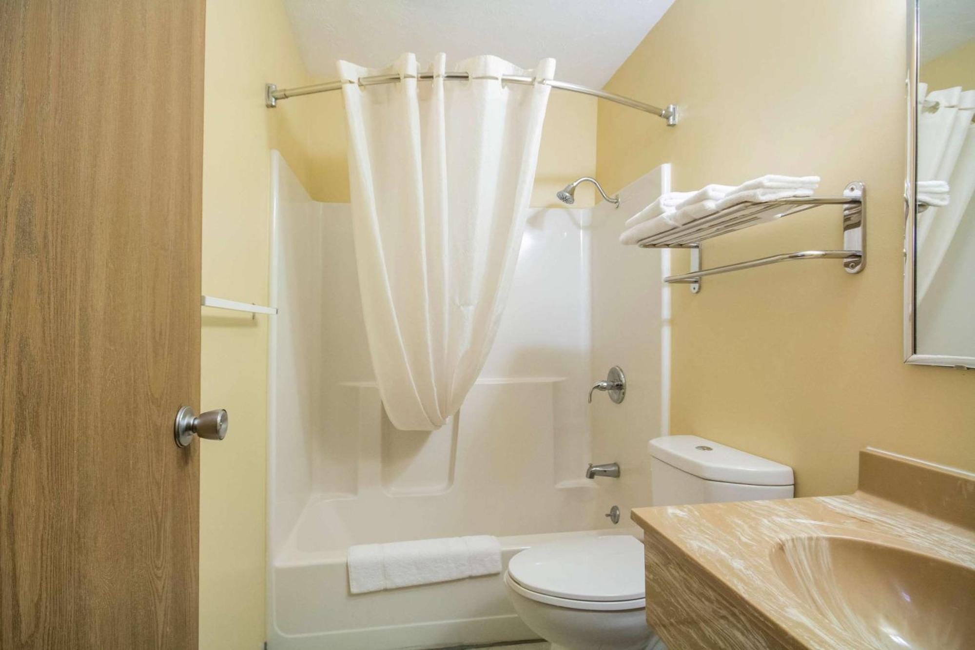 Econo Lodge Lansing - Leavenworth מראה חיצוני תמונה