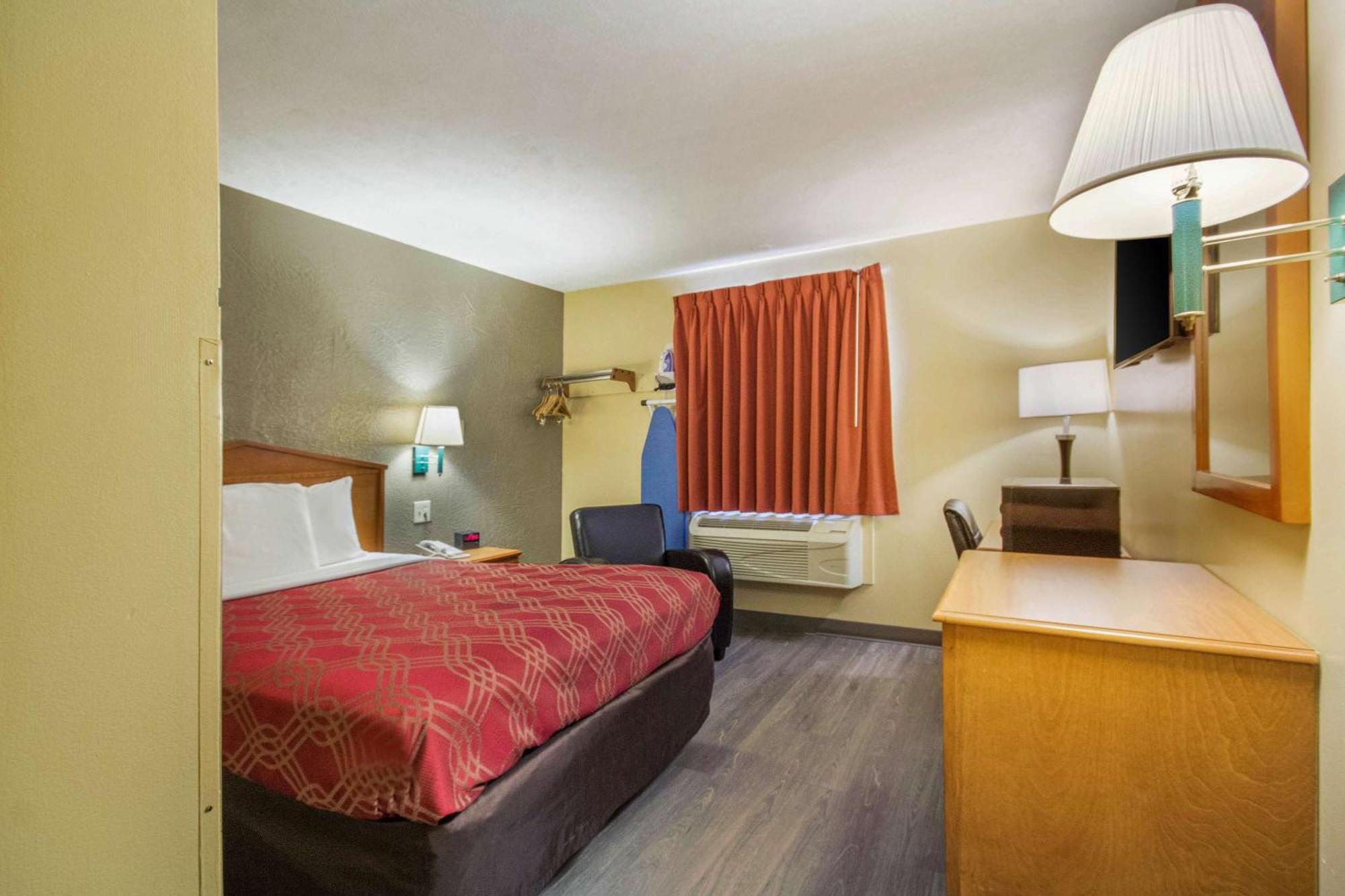 Econo Lodge Lansing - Leavenworth מראה חיצוני תמונה
